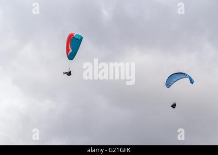 Piloten fliegen Gleitschirm an Parlick Pike, Ribble Valley, Lancashire, England Stockfoto