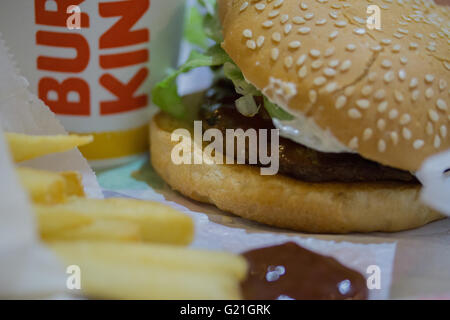 Burger King Mahlzeit begleitet mit Pommes Frites und Tomatenketchup. Stockfoto