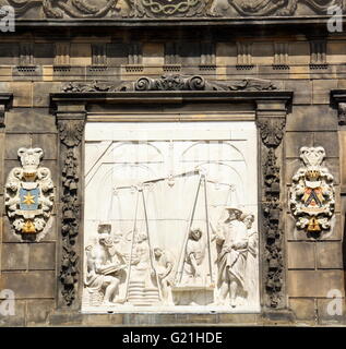 Die Fassade des Käse und Handwerksmuseum in De Waag von 1668 in der Stadt Gouda. Die Niederlande Stockfoto