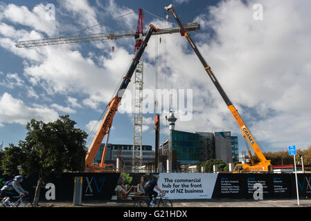 Auckland, die Stadt der Krane! Anzahl der Krane arbeiten an der umfangreichen Baustellen in der Wynyard Viertel von Downtown Auckland, Neuseeland aufzeichnen Stockfoto