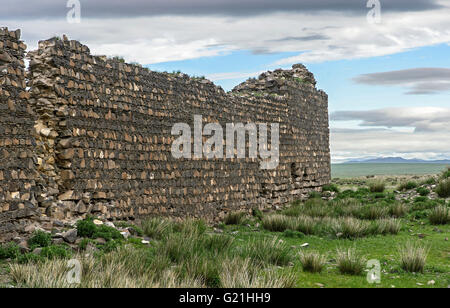 Ruinen der Kitan Festung Khar Bukh Balgas Khar Bakhin Balgas, Dashinchilen, Bulgan Provinz, Mongolei Stockfoto