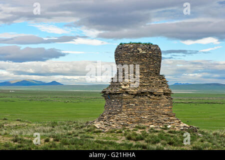Stein, Stupa, Ruinen der Kitan Festung Khar Bukh Balgas, Khar Bakhin Balgas, Dashinchilen, Bulgan Provinz, Mongolei Stockfoto