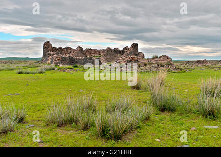 Ruinen der Kitan Festung Khar Bukh Balgas, Dashinchilen, Bulgan Provinz, Mongolei Stockfoto