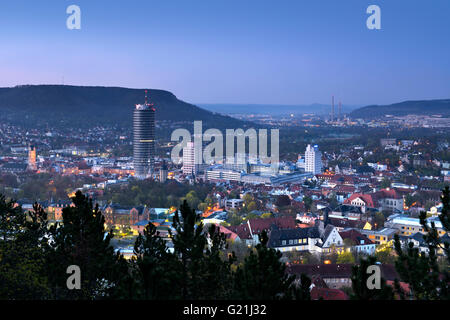 Stadtbild mit JenTower und Friedrich-Schiller-Universität im Morgengrauen, Jena, Saaletal, Thüringen, Deutschland Stockfoto