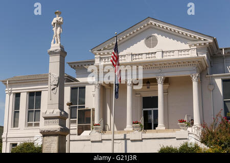 Konföderierten Statue zu Ehren der jungen in grau außerhalb der historischen County Courthouse in Laurens, South Carolina. Stockfoto