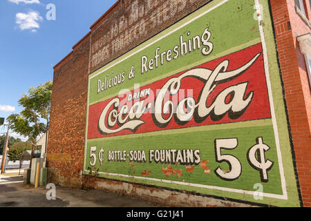 Altes Coca Cola Schild gemalt auf einem Gebäude in der Innenstadt von Laurens, South Carolina. Stockfoto