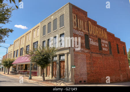 Old Bull Durham Tabak Schild gemalt auf einem Gebäude in der Innenstadt von Laurens, South Carolina. Stockfoto