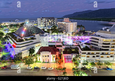Reef Hotel Casino in der Abenddämmerung, Cairns, Queensland, Australien Stockfoto