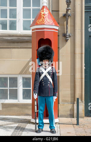 Wachablösung vor dem Schloss Amalienborg, staatliche Sitz des dänischen Königshauses, Kopenhagen, Dänemark Stockfoto