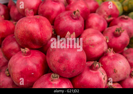 Frische Granatapfel im Markt Stockfoto