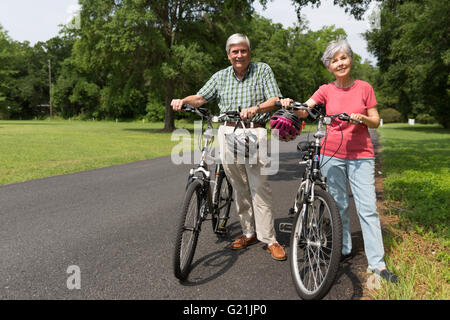 Älteres Paar, für eine Fahrradtour für die Übung an einem Frühling oder Sommer Tag Stockfoto