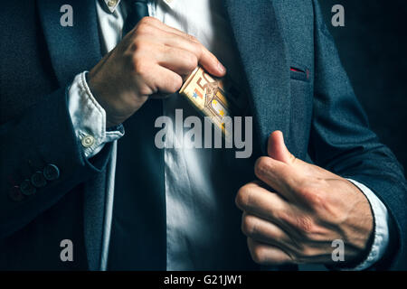 Geld in Tasche, Geschäftsmann, die Euro-Banknoten im Anzug Tasche, Bestechung und Corrupution Konzept setzen. Stockfoto