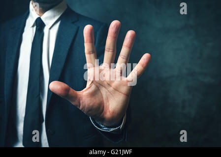 Geschäftsmann mit langen Fingern, Konzept der Beziehung zwischen Körperteilen und Intelligenz Stockfoto