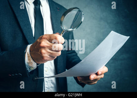 Steuerkommissär Finanzdokumente durch Lupe, forensische Buchhaltung oder finanzielle Forensik Untersuchung, Inspektion Stockfoto