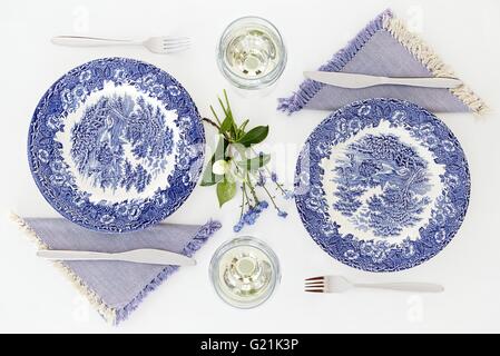 Leere Teller und Gläser Wein, romantisches Abendessen zu zweit. Heimelige Atmosphäre sauberen weißen Tisch. Ansicht von oben Stockfoto