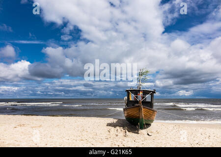 Ein Fischerboot am Ufer der Ostsee in Ahlbeck (Deutschland) Stockfoto