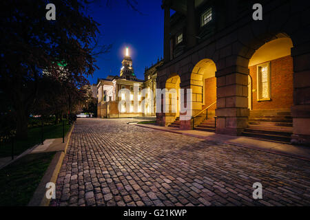 Osgoode Hall in der Nacht, in der Innenstadt von Toronto, Ontario. Stockfoto