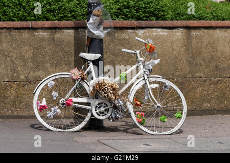 Weiß lackiertes Ghost Bike Denkmal für getötete Radfahrer, London England Vereinigtes Königreich UK Stockfoto