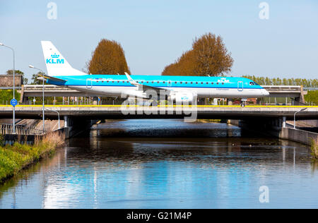 Flugzeuge auf Taxiway auf Amsterdam Schiphol Flughafen, KLM City Hopper, Stockfoto