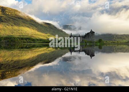 Ein Farbbild als die Morgensonne werfen einen goldenen Schimmer auf den Ufern des Loch Awe und zerstörten Kilchurn castle Stockfoto