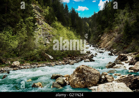 Bon Nant Fluss fließt nach unten von den Bergen in Notre-Dame de le Schlucht in den französischen Alpen Stockfoto