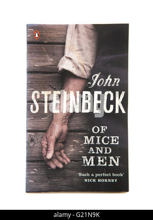 Von Mäusen und Menschen von John Steinbeck auf weißem Hintergrund Stockfoto