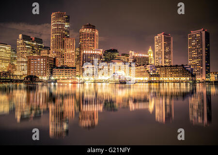 Schöne Aussicht auf die Skyline von Boston, Massachusetts beleuchtet in der Nacht durch den Hafen Stockfoto