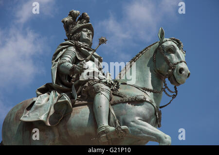 Portugiesische Monarchie. Nach oben auf die große bronzene Reiterstatue des Jóse 1.. König von Portugal von 1750 bis 1777. Praça Comércio, Lissabon. Stockfoto