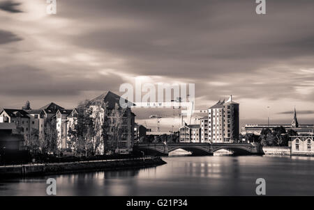 Der Fluss Lagan fließt in Richtung Belfast City Centre, unterhalb der Albertbridge und vorbei an Harland und Wolff Krane. Stockfoto