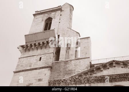 Kathedrale-Kirche in Nîmes, Frankreich in schwarz / weiß Sepia-Farbton Stockfoto