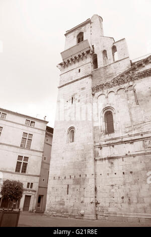 Kathedrale-Kirche in Nimes in schwarz / weiß Sepia-Farbton Stockfoto