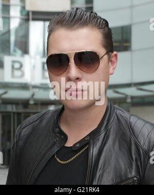 London, UK, 20. August 2015: John Newman gesehen bei der BBC Broadcasting House in London Stockfoto