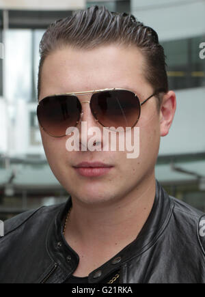 London, UK, 20. August 2015: John Newman gesehen bei der BBC Broadcasting House in London Stockfoto