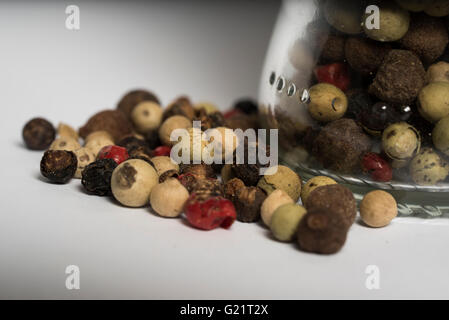 gemischte Paprika neben einem Glas Stockfoto
