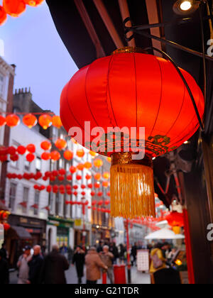 Das chinesische Restaurant Laternen erleuchtet von Sonnenuntergang auf einem belebten Einkaufszentrum Restaurant in Chinatown, Soho London UK Stockfoto