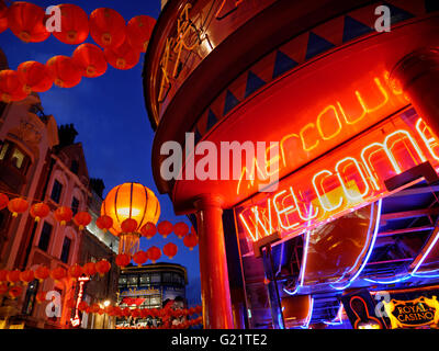 CHINATOWN WILLKOMMEN SOHO LONDON NACHT Chinesische Laternen beleuchtet auf einer arbeitsreichen Nacht in Wardour Street, mit glimmlampe "Willkommen"-Schild Chinatown Soho London UK Stockfoto