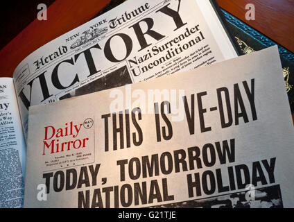 VE-DAY WW2 UK Daily Mirror Zeitung Headline "This is VE-Day" & USA Herald Tribune Headline "VICTORY" beide vom Dienstag, 8. Mai 1945 Newspapers Stockfoto