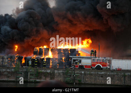 14.5.08: Grossfeuer in Einem Paperlager in Berlin-Kreuzberg. Stockfoto