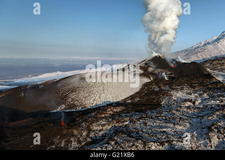 Kamtschatka-Landschaft: Ansicht des Sonnenaufgangs auf Ausbruch Tolbachik Vulkan (Blick vom Hubschrauber). Eurasien, russischen Fernen Osten. Stockfoto