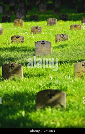 Grabstein eines unbekannten deutschen Soldaten mit dem Eisernen Kreuz Symbol in einem Helden-Friedhof Stockfoto