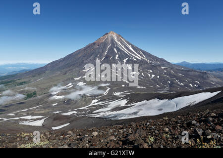 Kamtschatka-Landschaft: Blick auf Koryaksky Vulkan (Koryakskaya Sopka) - aktive Vulkan der Kamtschatka-Halbinsel an einem sonnigen Tag. Stockfoto