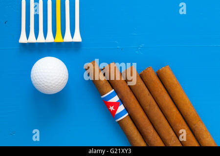 Detail der Luxus kubanische Zigarren und Golf-Ausrüstungen auf dem blauen hölzernen Schreibtisch Stockfoto