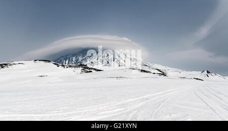 Panorama winterliche Berglandschaft von Kamtschatka: Blick auf den Vulkan Koryaksky und schöne Wolken bei bewölktem Wetter Stockfoto