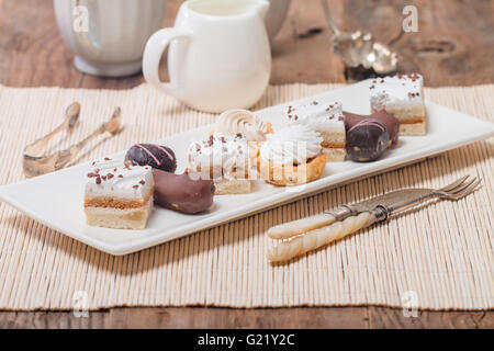 Kleine Kuchen mit verschiedenen Füllungen Stockfoto