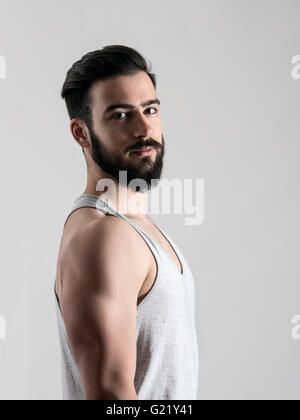 Seite Ansicht Porträt des jungen Fit Athleten in Tank-Top, Blick in die Kamera. Stockfoto