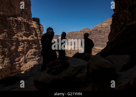 Silhouette einer Gruppe Abseilen, Wadi Rum, Jordanien Stockfoto