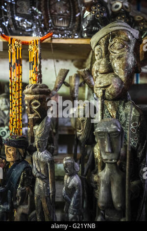 Dekorative geschnitzte Skulpturen in einem Souvenirladen in Lemo, Nord-Toraja, Süd-Sulawesi, Indonesien. Stockfoto