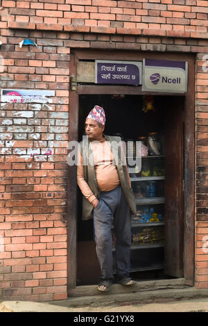 Porträt eines Mannes mit nepalesischem traditionellen Hut namens dhaka topi. Stockfoto