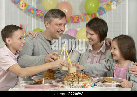 Familie feiert Geburtstag Stockfoto