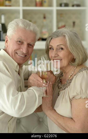 glücklich Senior paar mit Wein Stockfoto